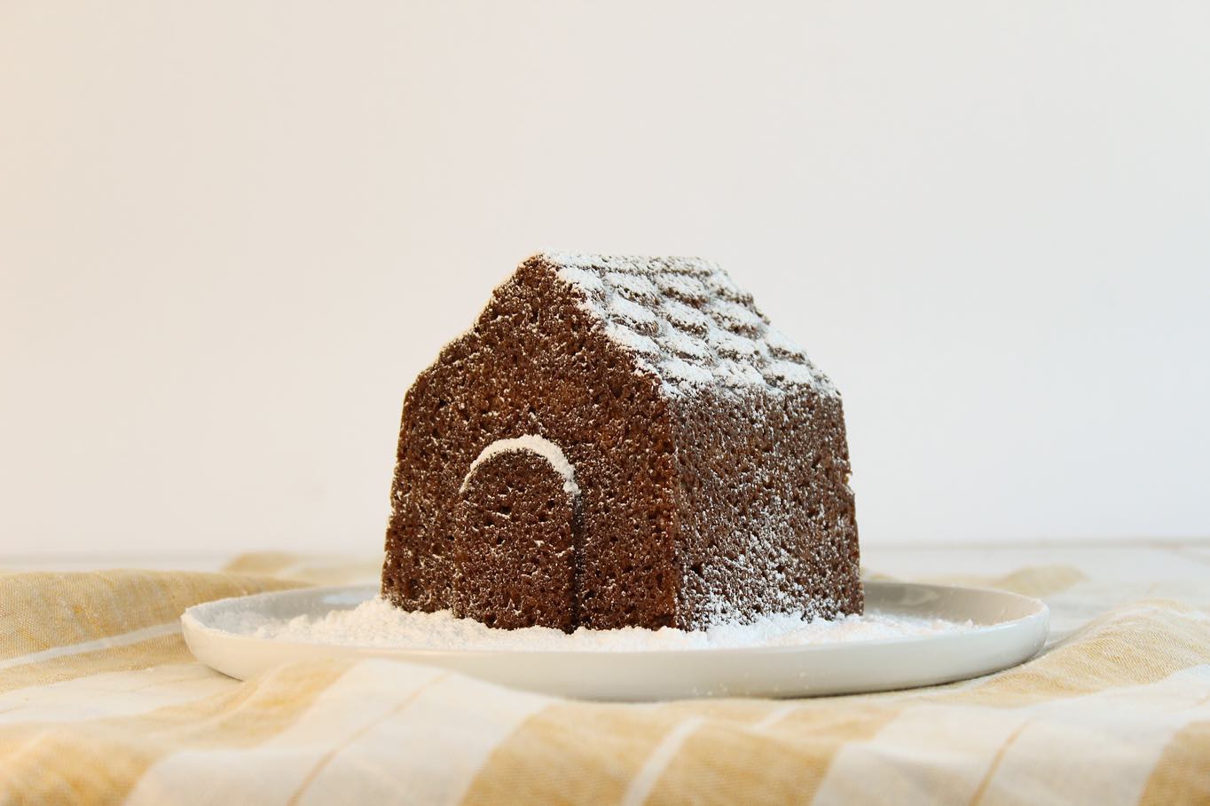 Tomte Cake – A Wholesome Gingerbread Adventure for Families